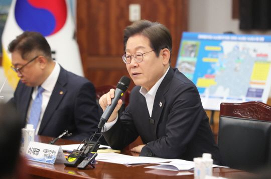 이재명 더불어민주당 대선 경선 후보가 24일 오전 전북 새만금33센터를 방문해 발언하고 있다. 2024.4.24 [전북사진기자단=연합뉴스]